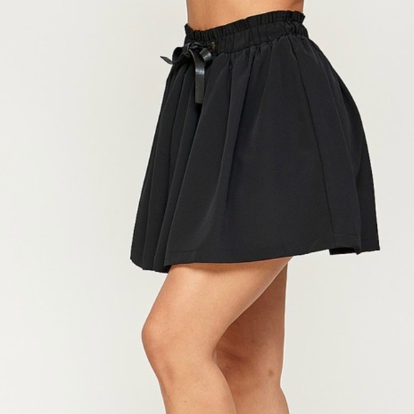 Black skirt with pleather drawstring - Picture 2 of 3